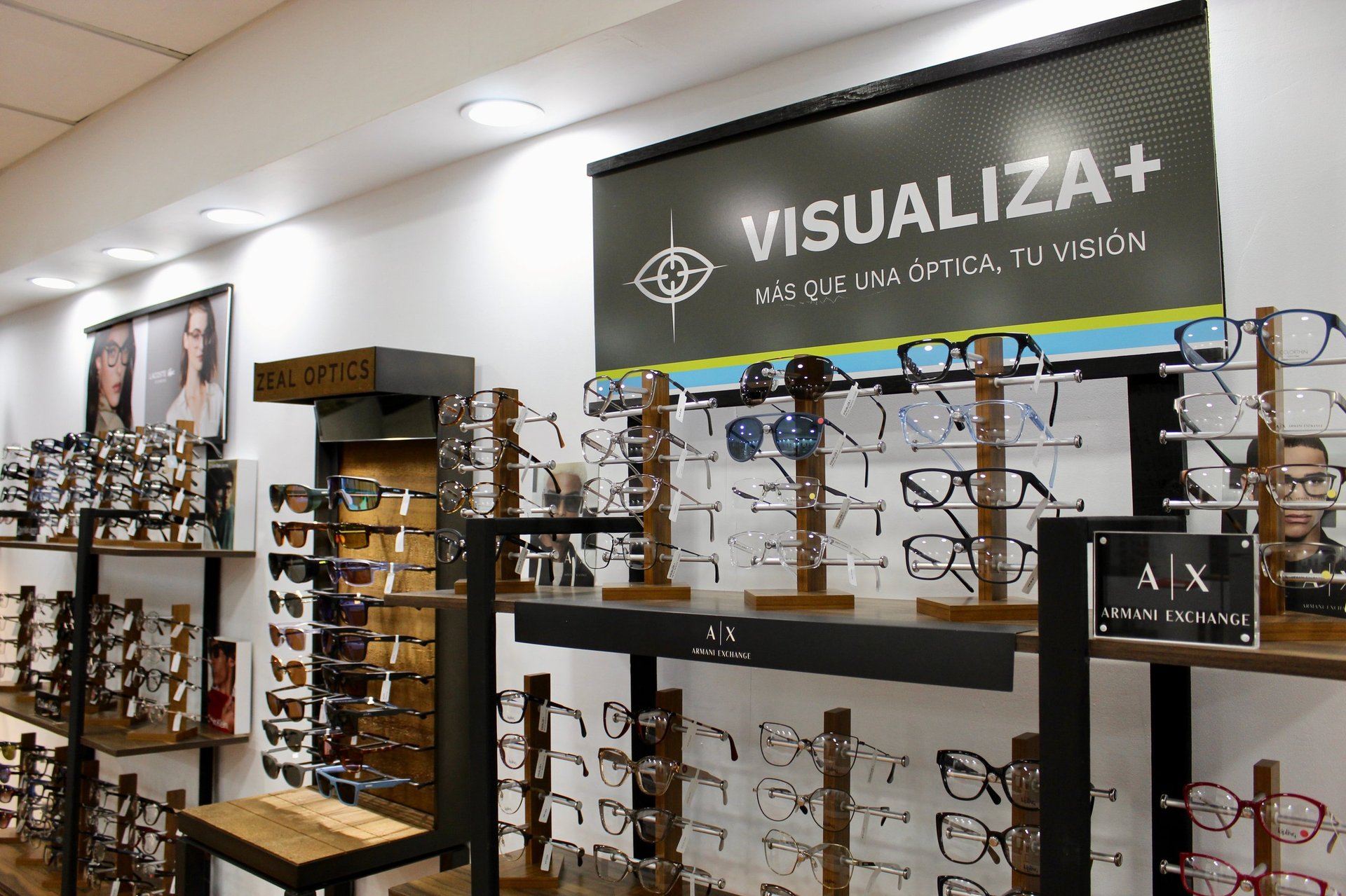 Eyewear display featuring VISUALIZA+ signage